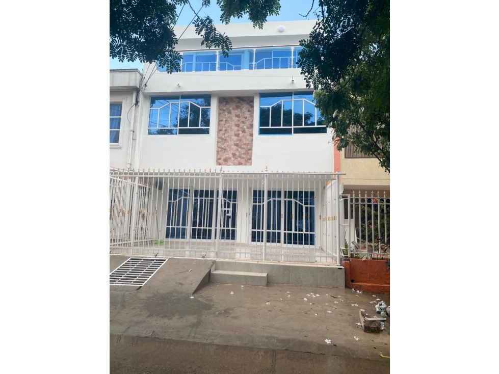 Casa de 2 pisos - ALMIRANTE COLON