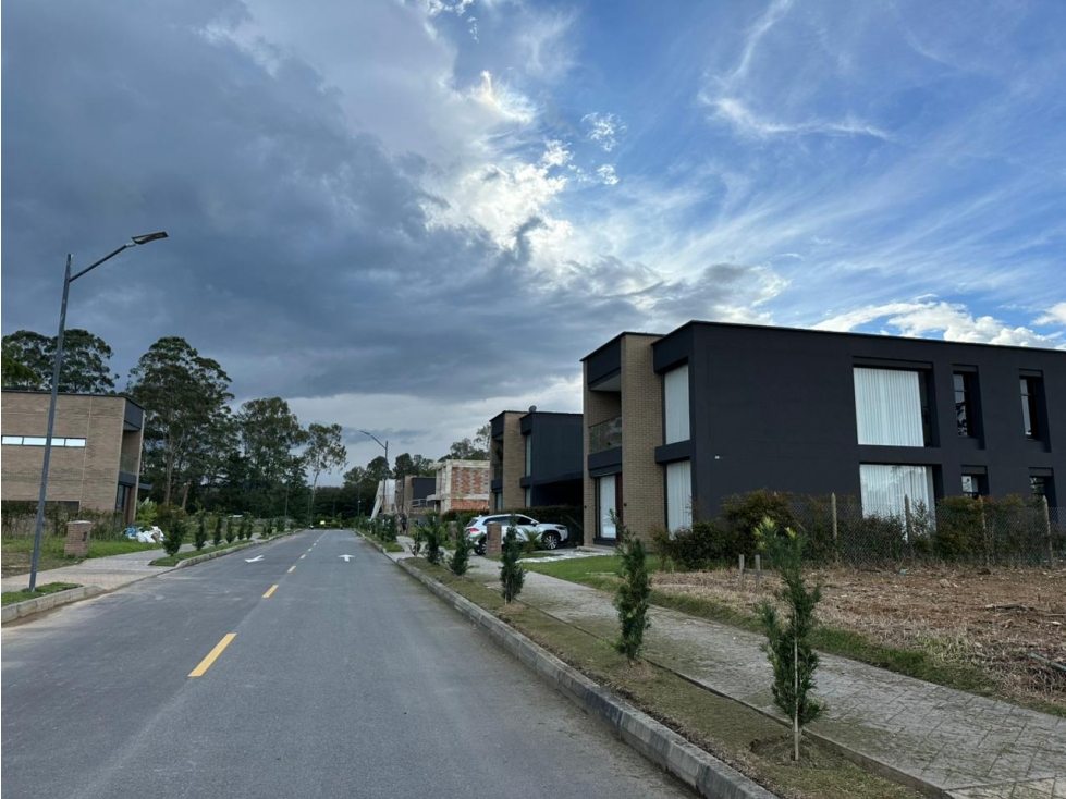 SE VENDE LOTE EN PARCELACIÓN EN LLANOGRANDE