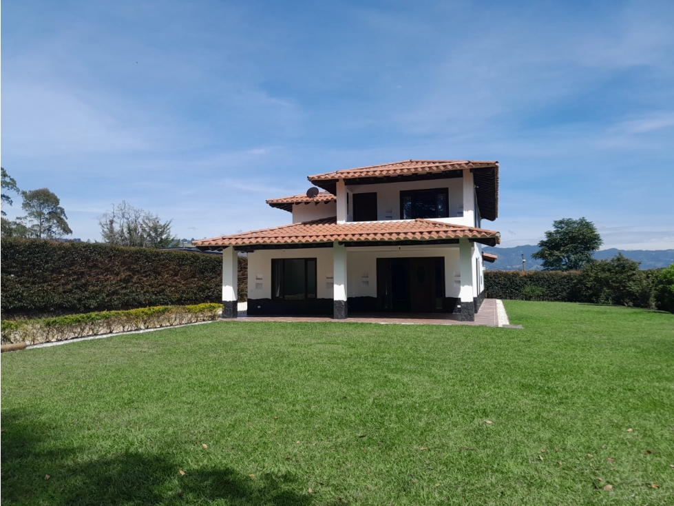 SE ARRIENDA CASA CAMPESTRE EN RIONEGRO ANTIOQUIA
