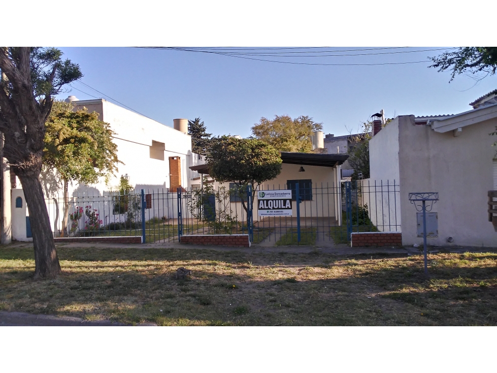 ALQUILER DE CASA CÉNTRICA EN MONTE HERMOSO - COCHERA - 2