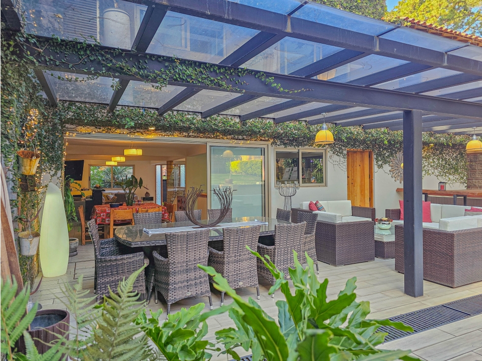 CASA MODERNA EN VENTA EN AVANDARO.