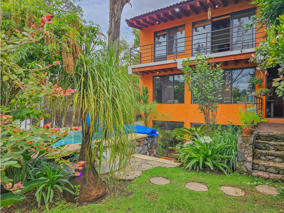 CASA AMUEBLADA EN VENTA CON JARDIN Y JACUZZI EN VALLE DE BRAVO