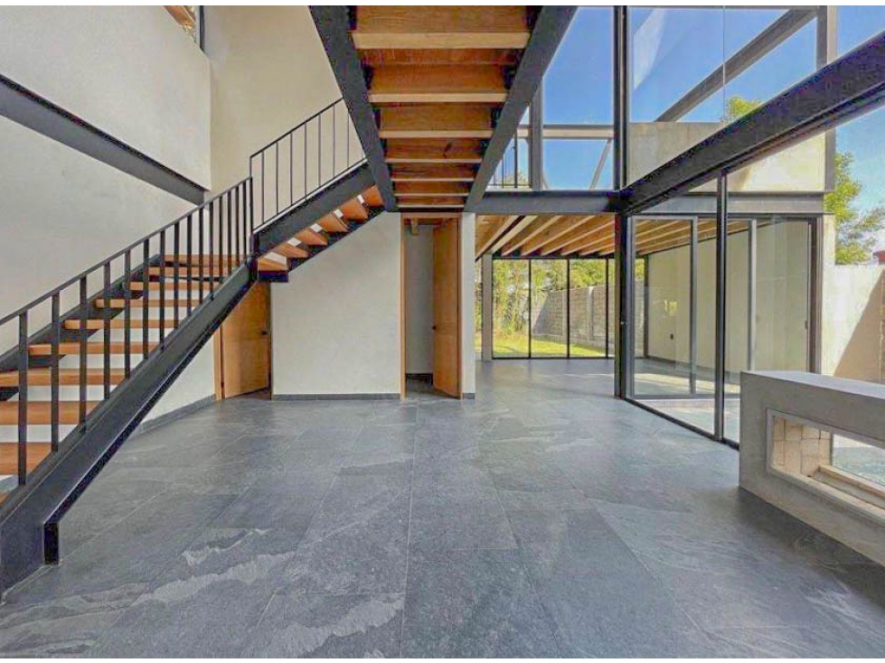 CASA EN VENTA CON EXCELENTE UBICACION CERCA DE AVANDARO — foto 2