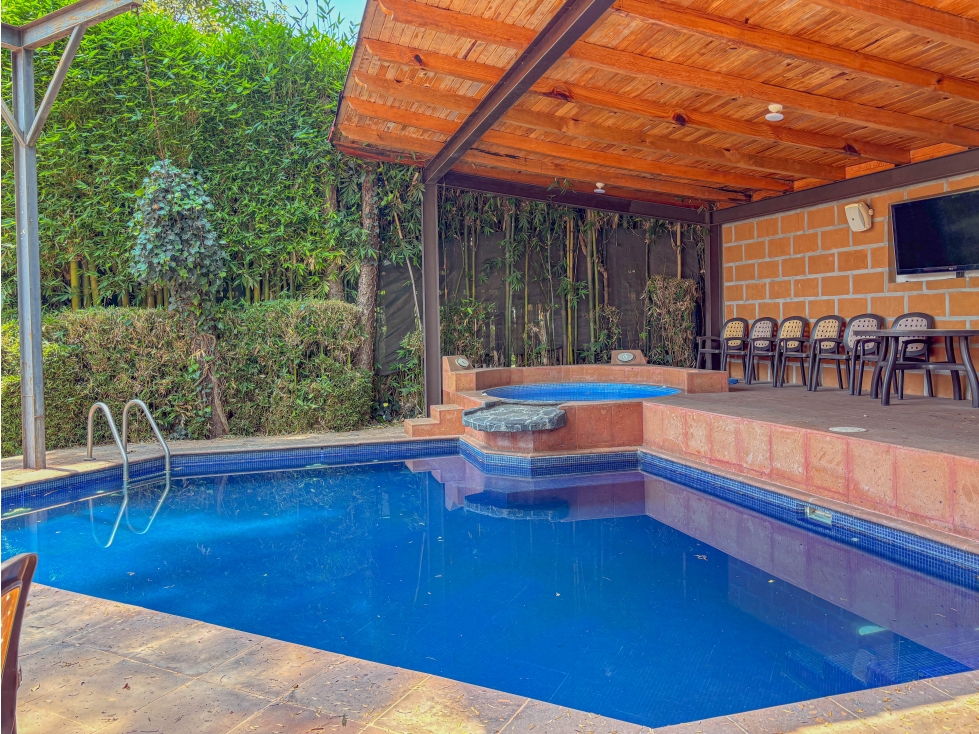 CASA AMPLIA CON BUNGALOW CON EXCELENTE UBICACION EN AVANDARO — foto 2