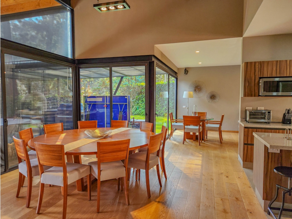 CASA MODERNA EN VENTA CON EXCELENTE UBICACIÓN EN AVANDARO.