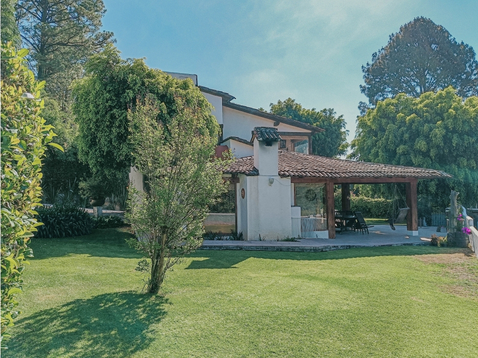 CASA EN RETA EN EL CENTRO DE AVANDARO, VALLE DE BRAVO — foto 2