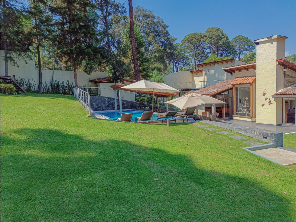 CASA EN VENTA CON ALBERCA EN EL CENTRO DE AVÁNDARO, VALLE DE BRAVO