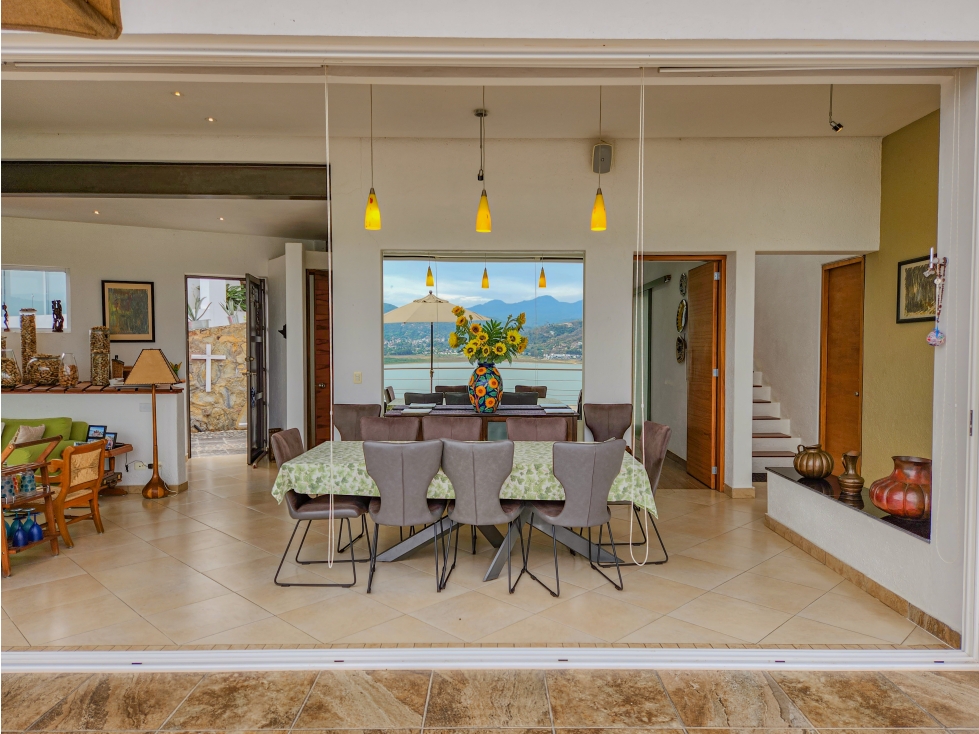 CASA EN VENTA EN CONDOMINIO CON VISTA AL LAGO EN VALLE DE BRAVO