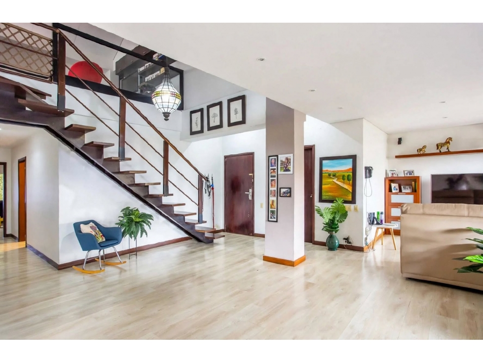 Venta de apartamento dúplex de gran formato en el Poblado La Florida