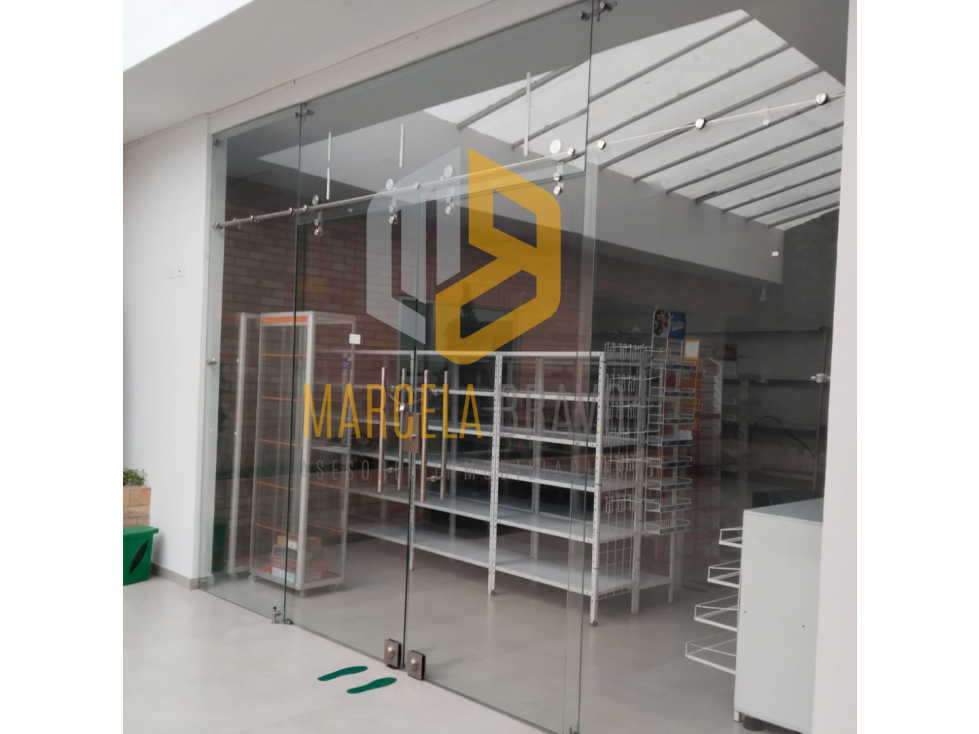 SE VENDE LOCAL COMERCIAL EN EDIFICIO MODERNO. SC - 2