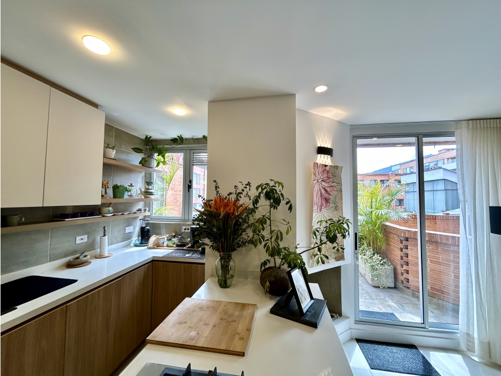RENTAMOS APTO. REMODELADO CON INCREIBLE TERRAZA EN CHICO NAVARRA — foto 2