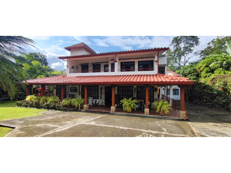 Hermosa casaquinta de 1920 en 790 mill en La Esperanza, La Mesa Cund