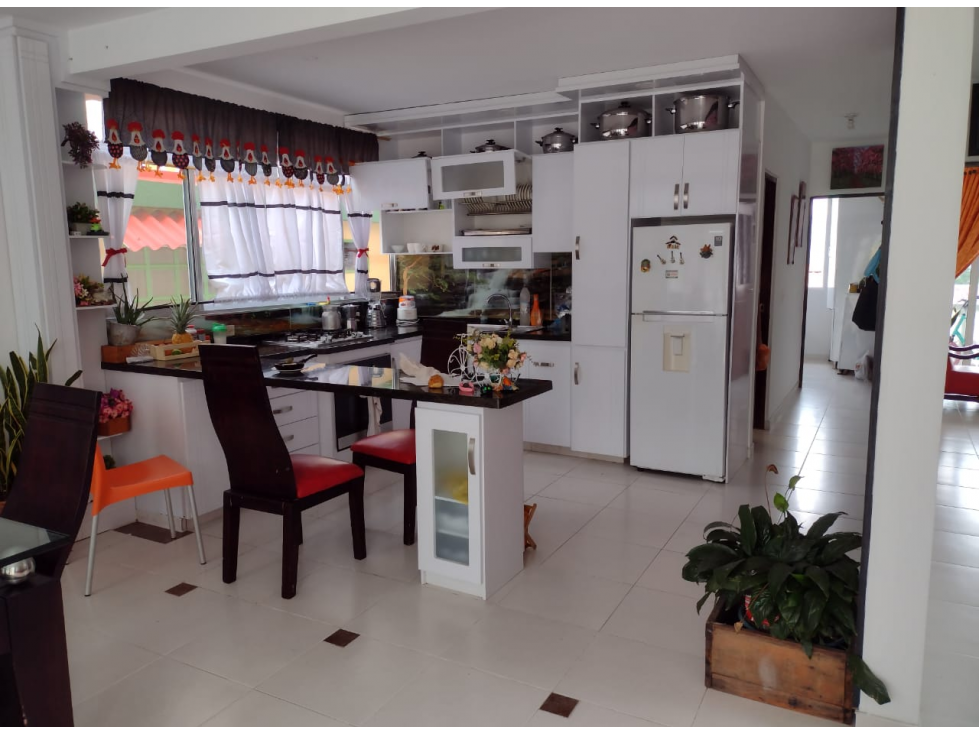 Venta de Casa de 190 m2 en 650 mill neg, en Mesitas del Colegio cund.