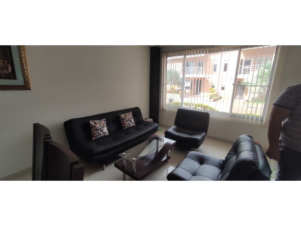 Se vende casa de 165 M2 en 470 mill, en La Mesa Cund, COL, de 3 pisos.