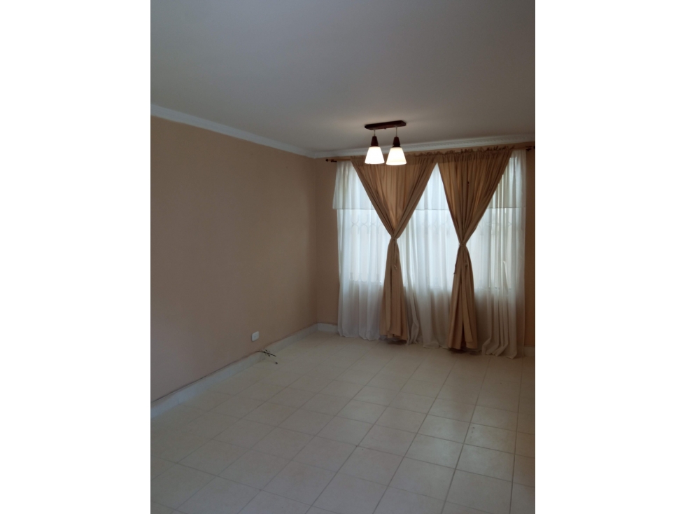 Se vende casa urbana de 40.50 M2 en La Mesa Cund, en 245 millones.