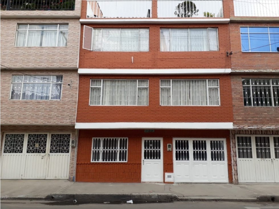 VENDE CASA AMPLIA BARRIO ROMA
