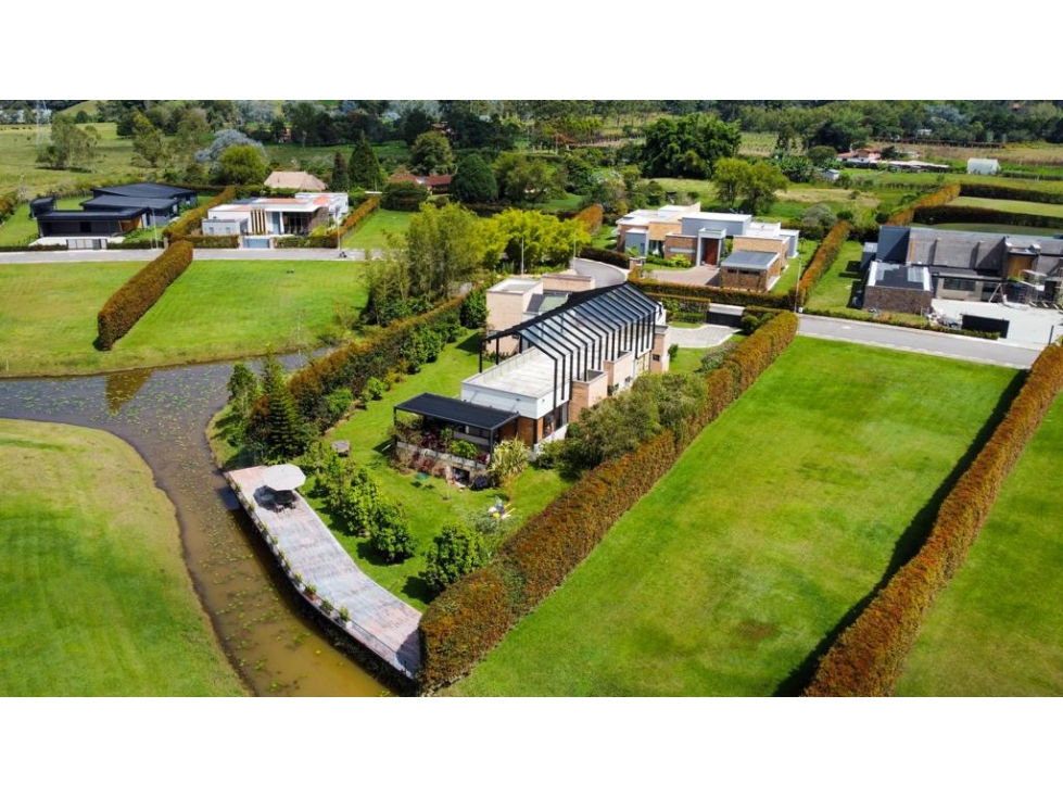 Venta de casa en exclusiva urbanización de Llano Grande Antioquia