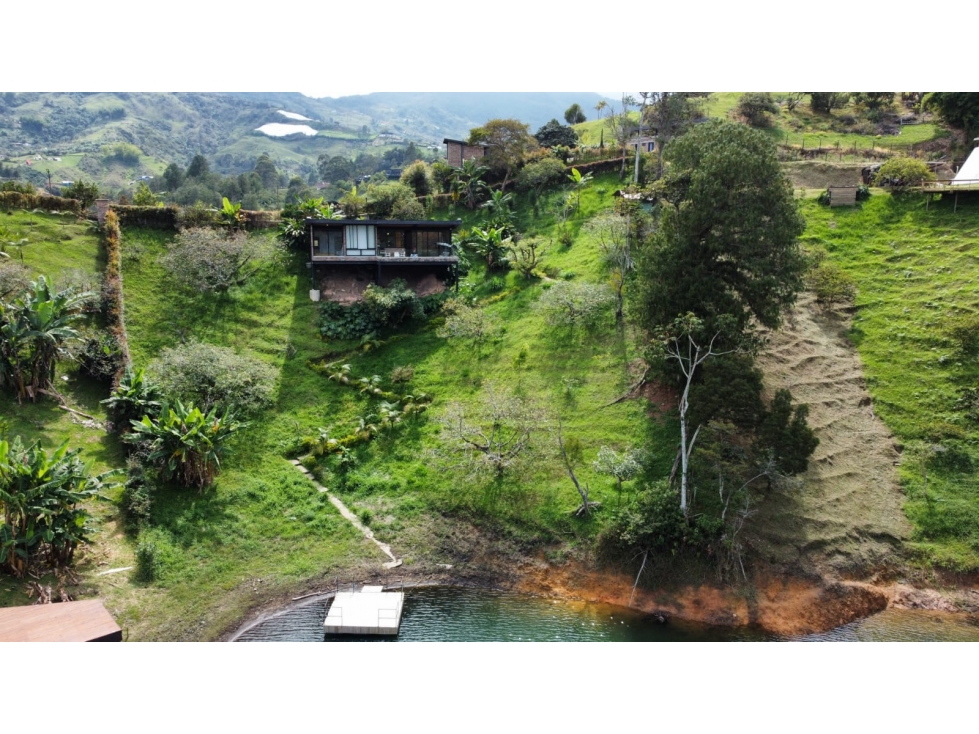 Venta de casa en El Peñol Antioquia con acceso al embalse