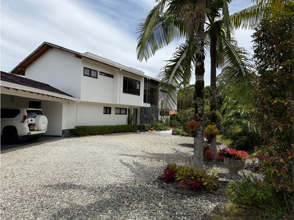 Venta de Casa en Llanogrande Unidad Cerrada con Jardín y Kiosko