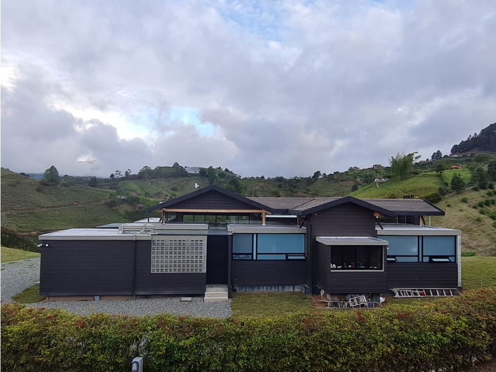 Venta de casa en condominio en El Peñol Antioquia - 1