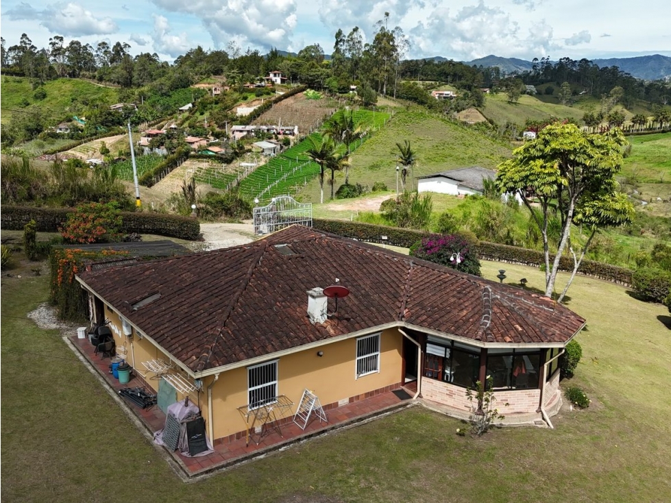 Venta de casa finca en el Carmen de Viboral Sector Cristo Rey