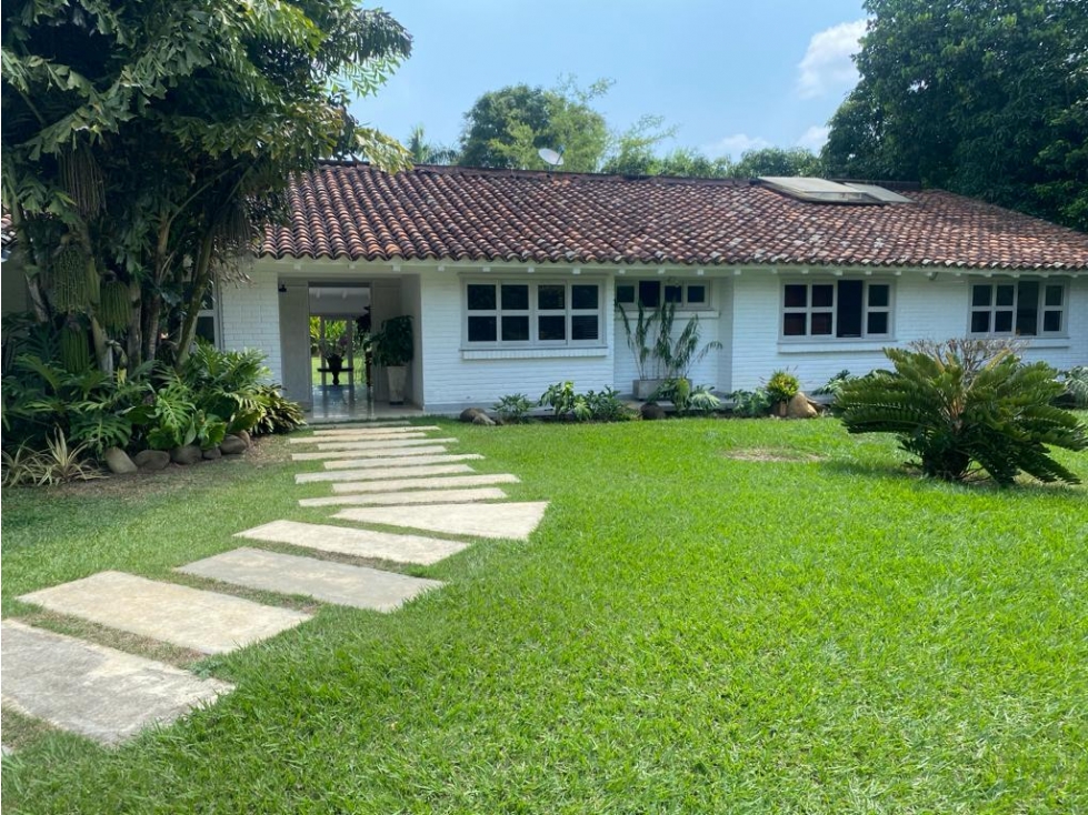 CASA INDEPENDIENTE CON PISCINA Y AMPLIA ZONA VERDE