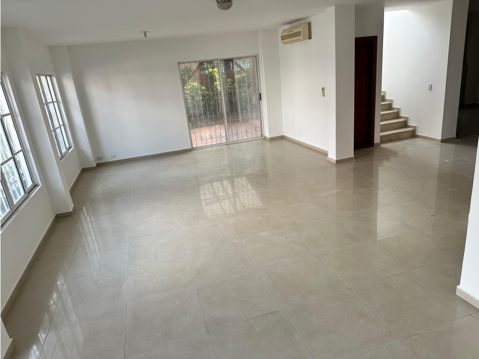 CASA EN UNIDAD CERRADA
