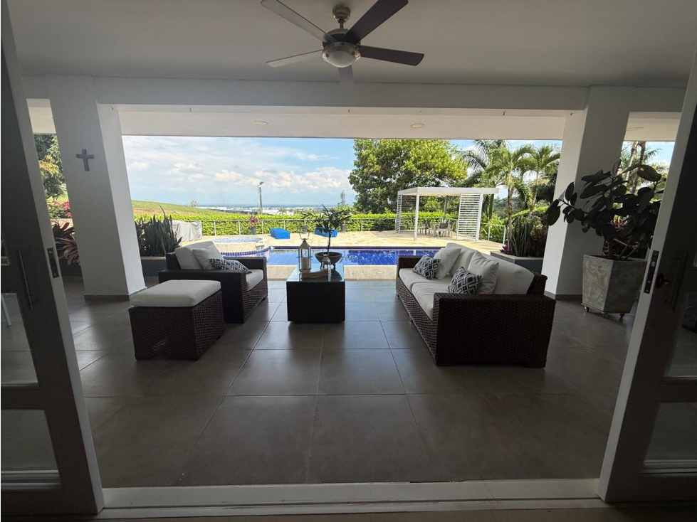 CASA DE UN PISO CON PISCINA Y JACUZZI
