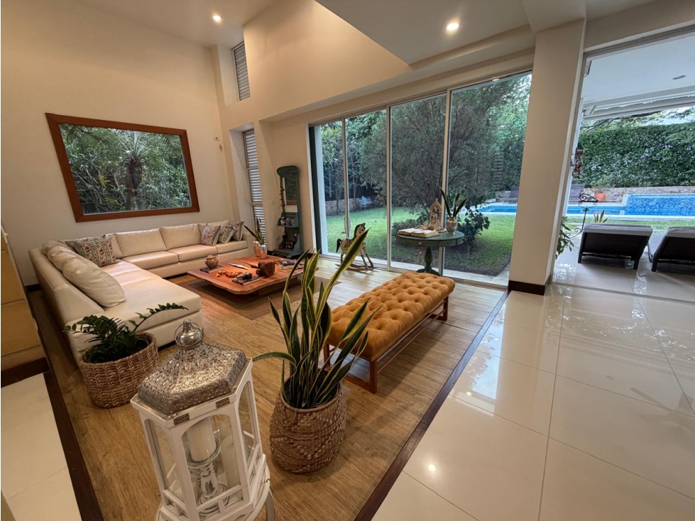 CASA CON PISCINA Y JACUZZI RODEADA DE VERDE EN UNIDAD CERRADA — foto 2