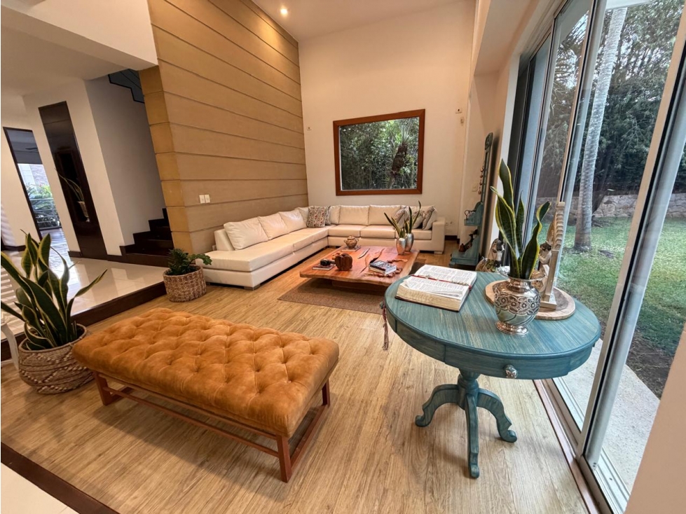 CASA CON PISCINA Y JACUZZI RODEADA DE VERDE EN UNIDAD CERRADA — foto 4