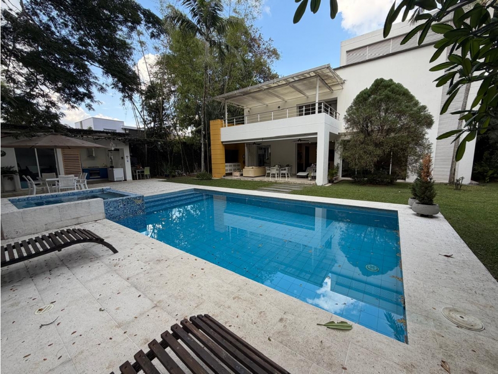 CASA CON PISCINA Y JACUZZI RODEADA DE VERDE EN UNIDAD CERRADA