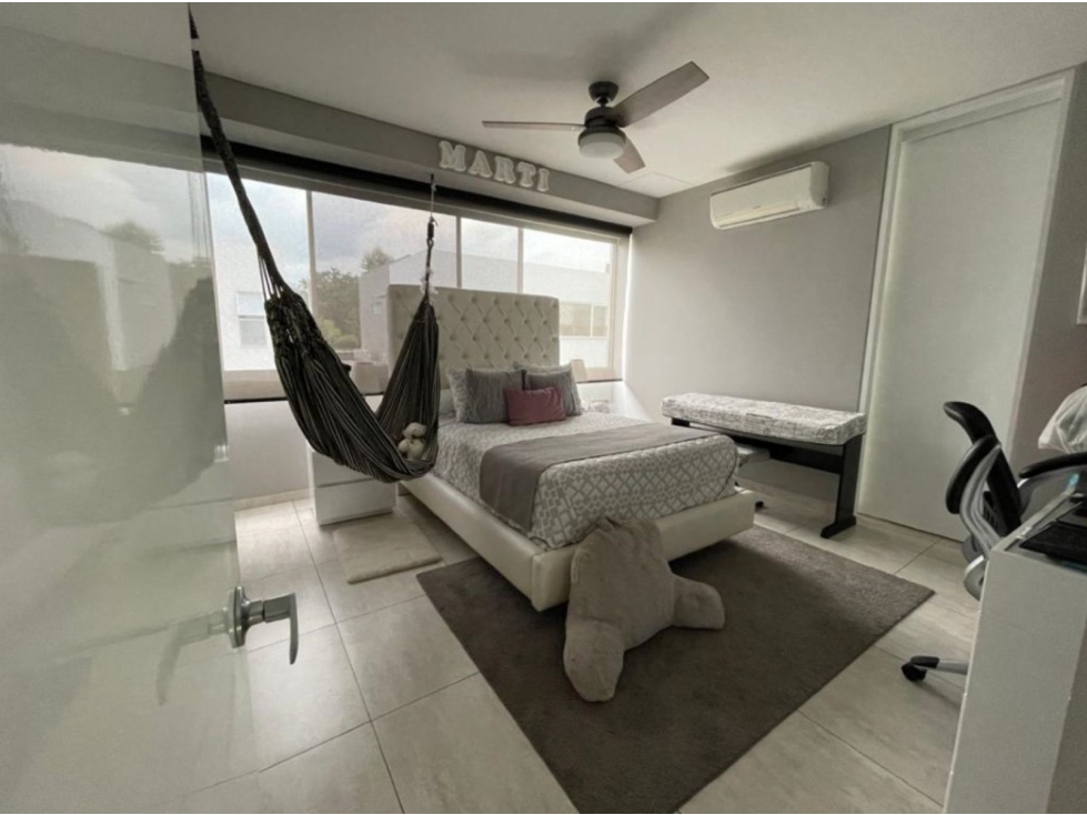 CASA MODERNA CON AMPLIOS ESPACIOS VERDES — foto 4