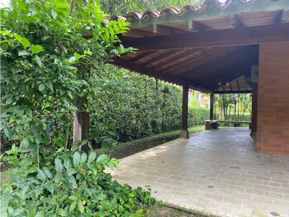 CASA CAMPESTRE EN PANCE RODEADA DE VERDE - 2