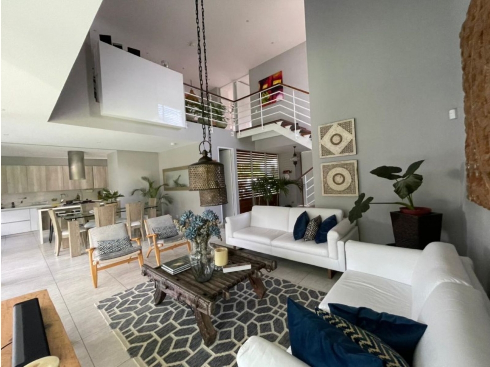 CASA MODERNA CON AMPLIOS ESPACIOS VERDES — foto 5