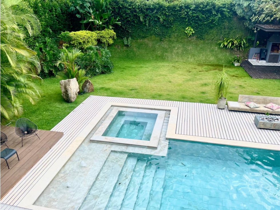 CASA CON PISCINA Y JACUZZI RODEADA DE ZONA VERDE