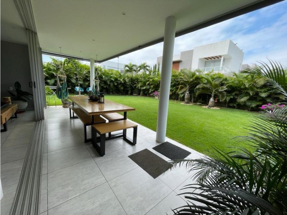 CASA MODERNA CON AMPLIOS ESPACIOS VERDES — foto 2