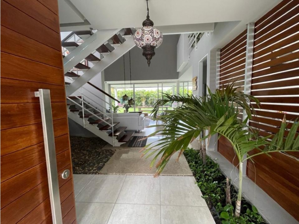 CASA MODERNA CON AMPLIOS ESPACIOS VERDES — foto 6