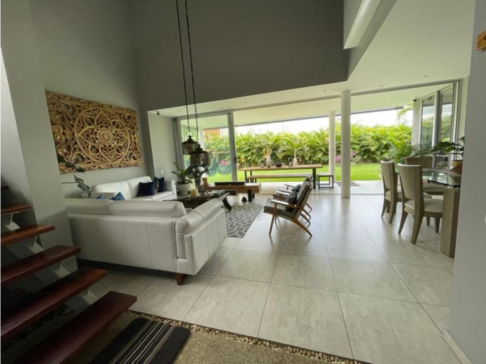 CASA MODERNA CON AMPLIOS ESPACIOS VERDES — foto 3