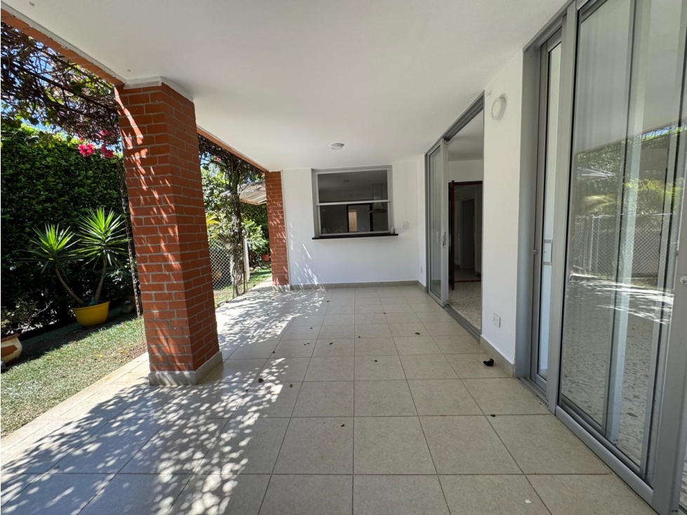CASA AMPLIA Y RODEADA DE VERDE EN UNIDAD EN PANCE — foto 6