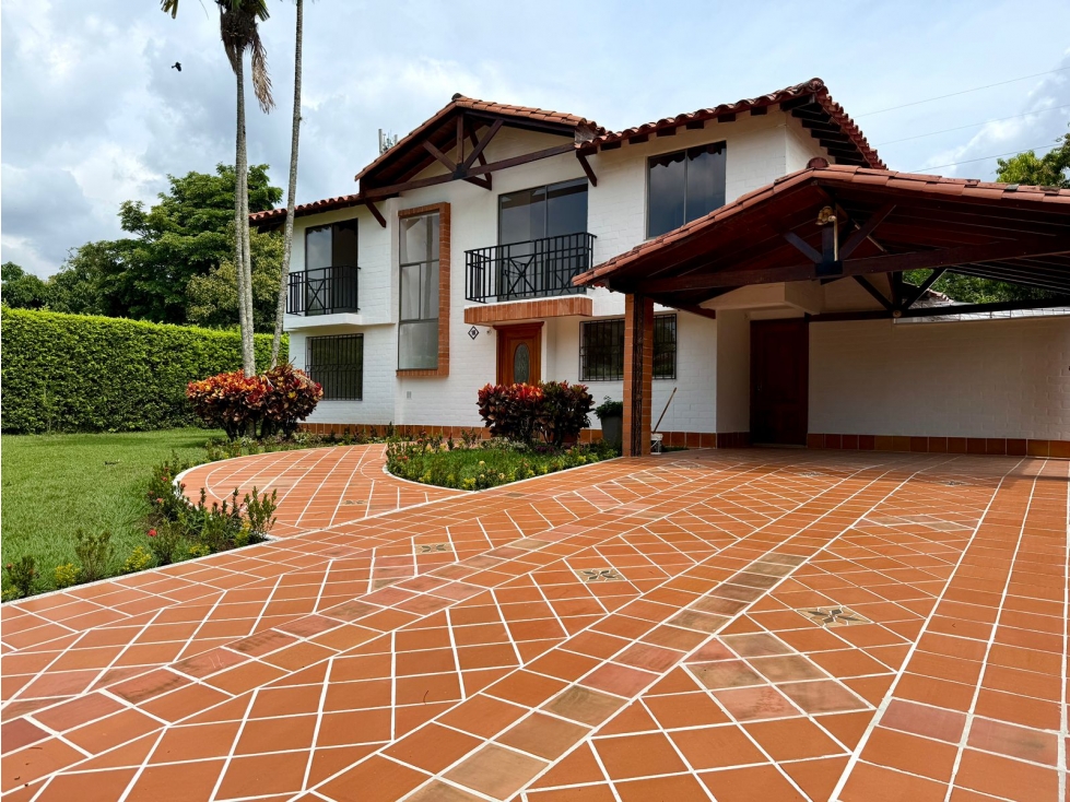 CASA CAMPESTRE RODEADA DE VERDE