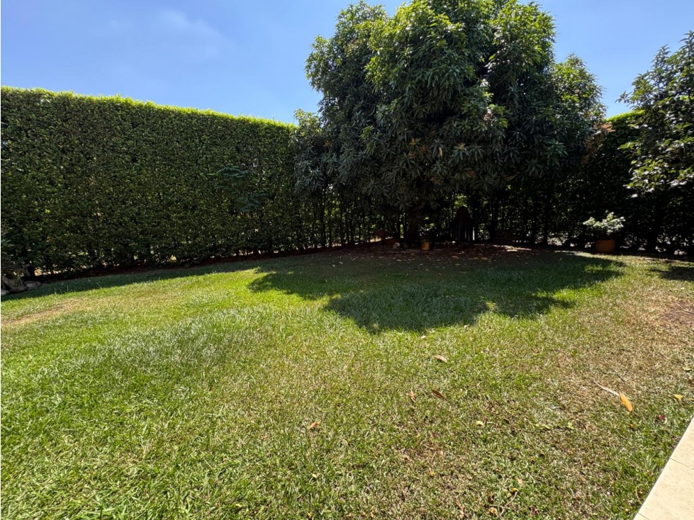 CASA AMPLIA Y RODEADA DE VERDE EN UNIDAD EN PANCE — foto 2