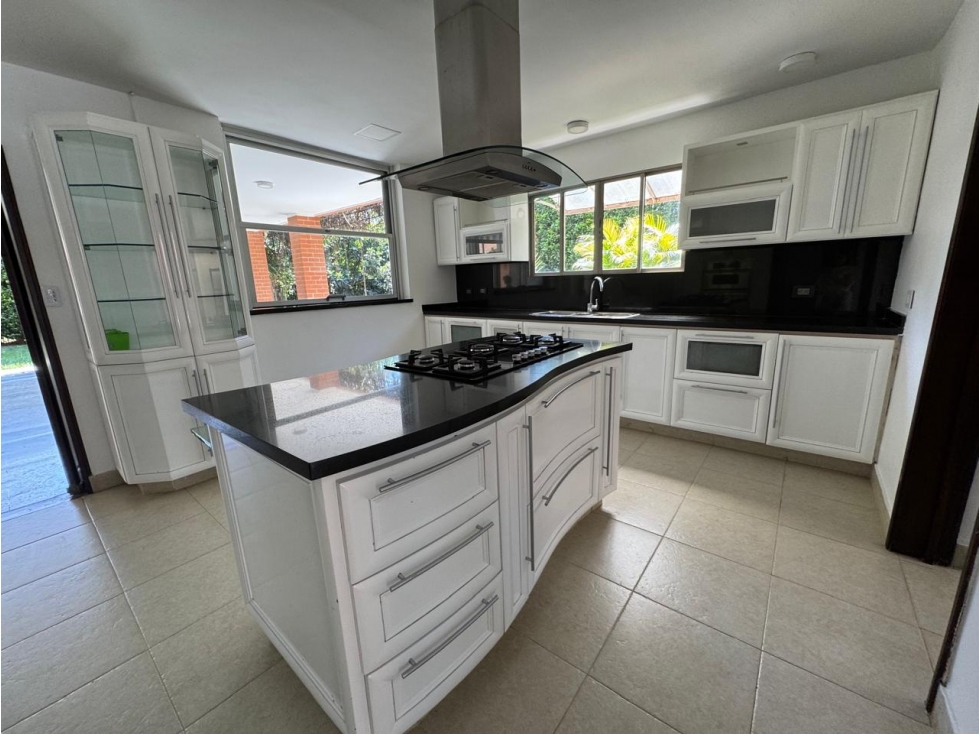 CASA AMPLIA Y RODEADA DE VERDE EN UNIDAD EN PANCE — foto 3
