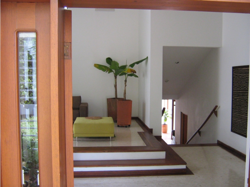 CASA AMPLIA, INDEPENDIENTE Y BIEN SITUADA EN EL SUR DE CALI — foto 2
