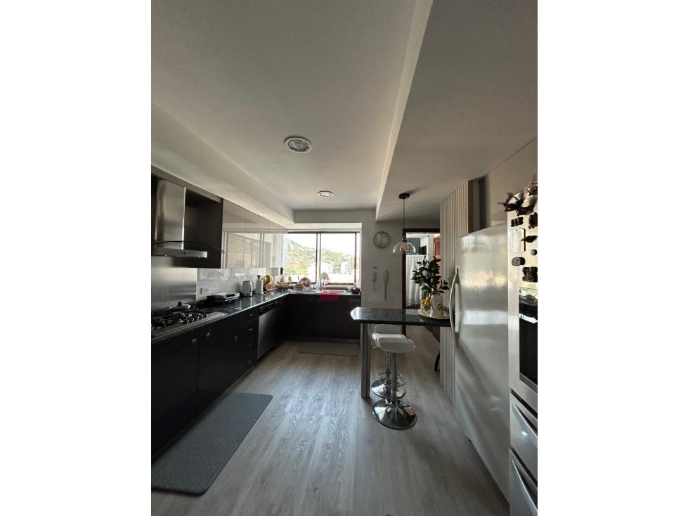 AMPLIO APARTAMENTO CON VISTA A LA CIUDAD Y A LAS MONTAÑAS — foto 2