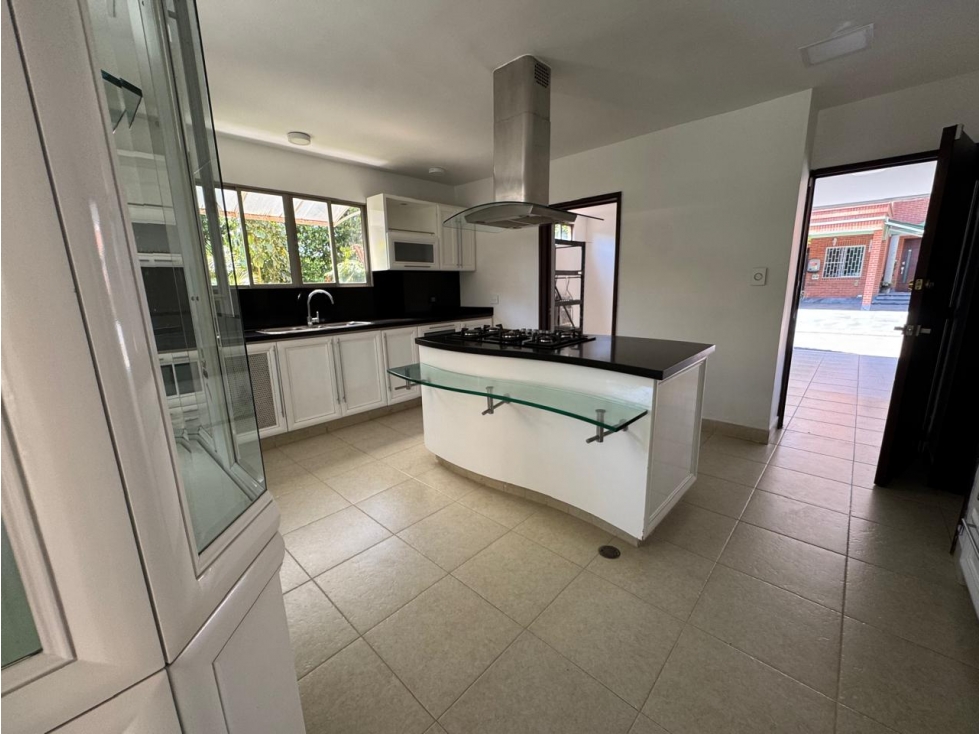 CASA AMPLIA Y RODEADA DE VERDE EN UNIDAD EN PANCE — foto 4