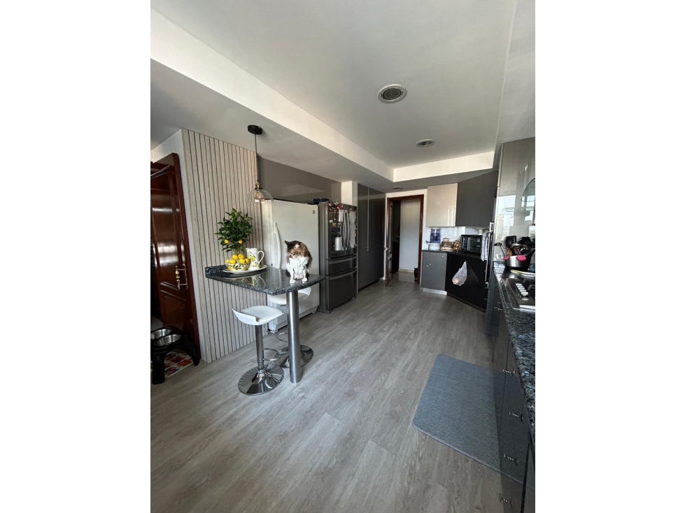 AMPLIO APARTAMENTO CON VISTA A LA CIUDAD Y A LAS MONTAÑAS — foto 6