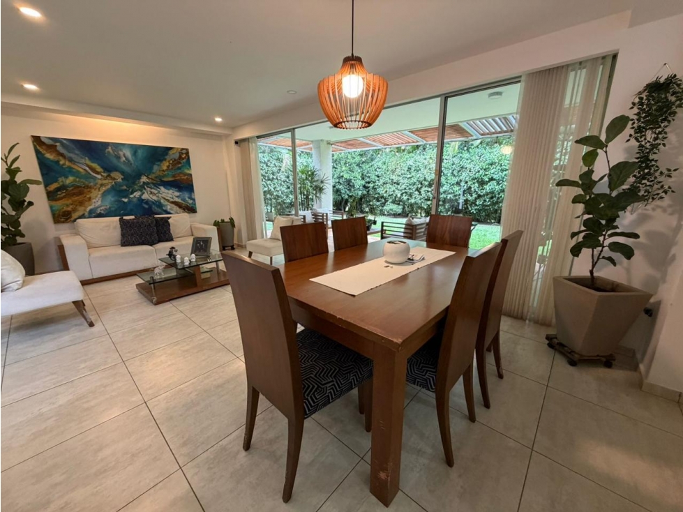 CASA EN CONJUNTO CERRADO RODEADA DE VERDE
