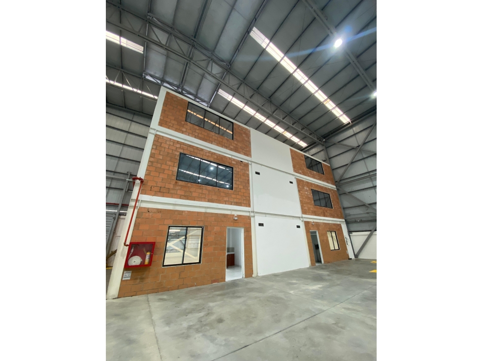SE RENTA BODEGA EN CERRITOS - 3