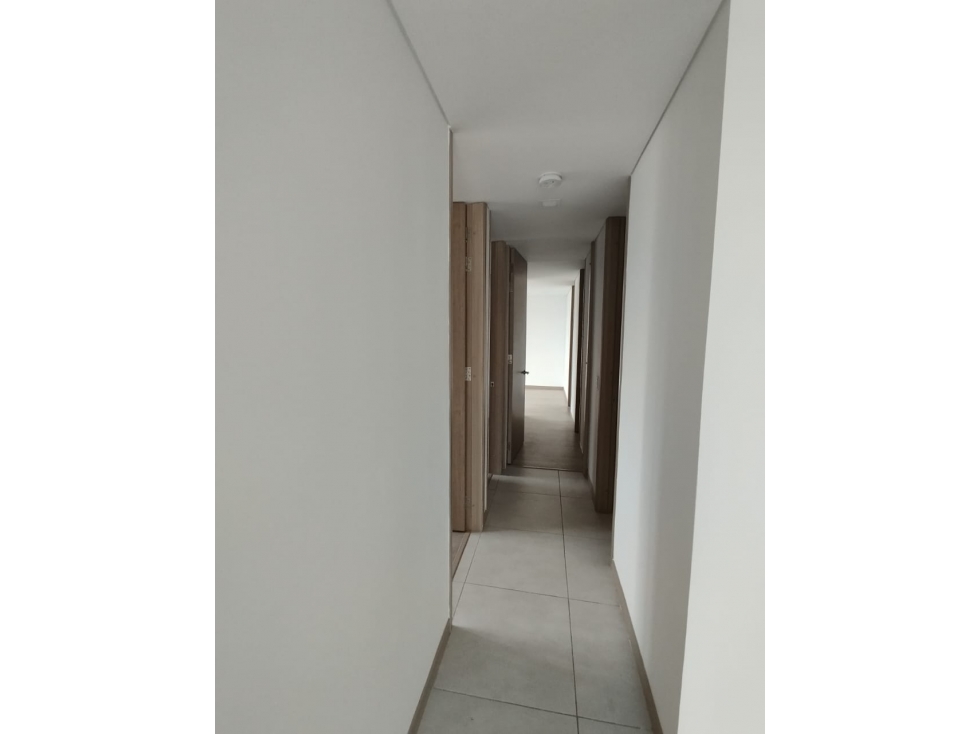 SE RENTA HERMOSO APARTAMENTO EN LOS ALPES — foto 2