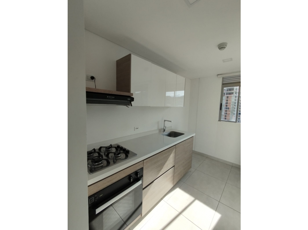 SE RENTA HERMOSO APARTAMENTO EN LOS ALPES — foto 3